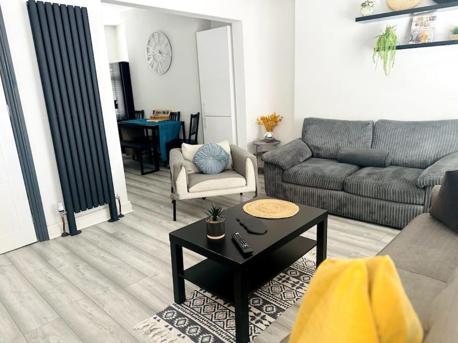 Luxe Living Family Home - Beach, Wifi, Parking Суонзи Екстериор снимка