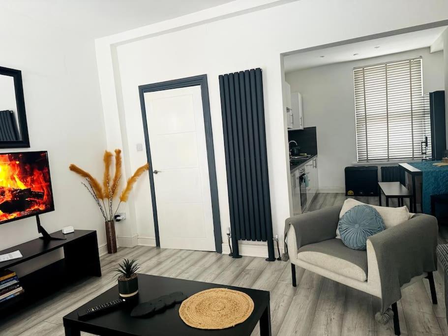 Luxe Living Family Home - Beach, Wifi, Parking Суонзи Екстериор снимка