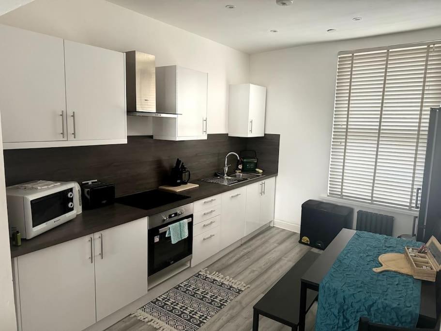 Luxe Living Family Home - Beach, Wifi, Parking Суонзи Екстериор снимка