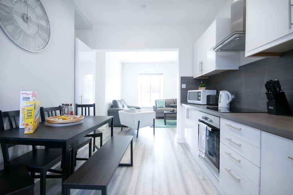 Luxe Living Family Home - Beach, Wifi, Parking Суонзи Екстериор снимка